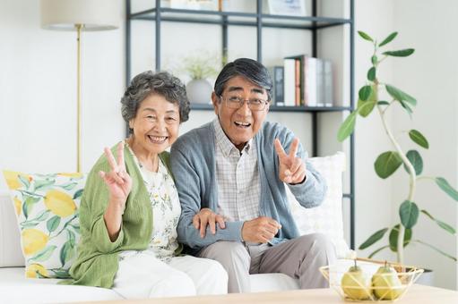 リビングでくつろぐシニアの夫婦 リビングでくつろぐシニアの夫婦 シニア,夫婦,喜ぶの写真素材