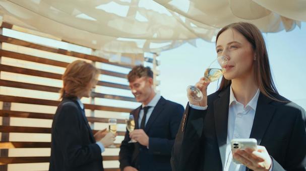 スマホを持ちシャンパンを飲む女性 女性,外国人,スマートフォンの写真素材