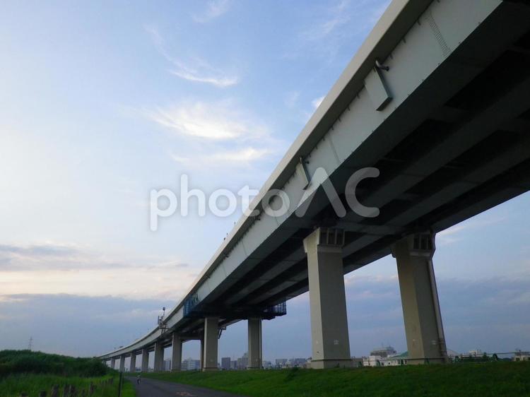下から見上げた首都高速道路① 首都高,河川,雲の写真素材