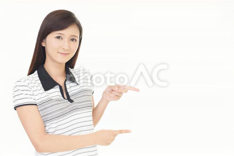 指示する笑顔の女性 女性,女,笑顔の写真素材