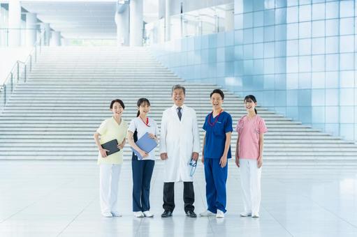 病院で働く医療スタッフ 医療スタッフ,笑顔,病院の写真素材