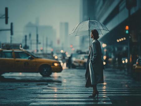 雨に濡れた街と傘をさす女性 雨に濡れた街と傘をさす女性の写真