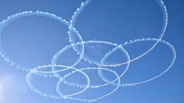 ブルーインパルスが青空に描いた円形の雲の写真