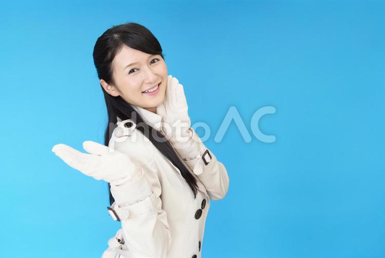 掌を見せる笑顔の女性 女性,女,笑顔の写真素材