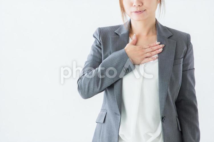 胸に手を当てるビジネスウーマン 1人,20代,30代の写真素材