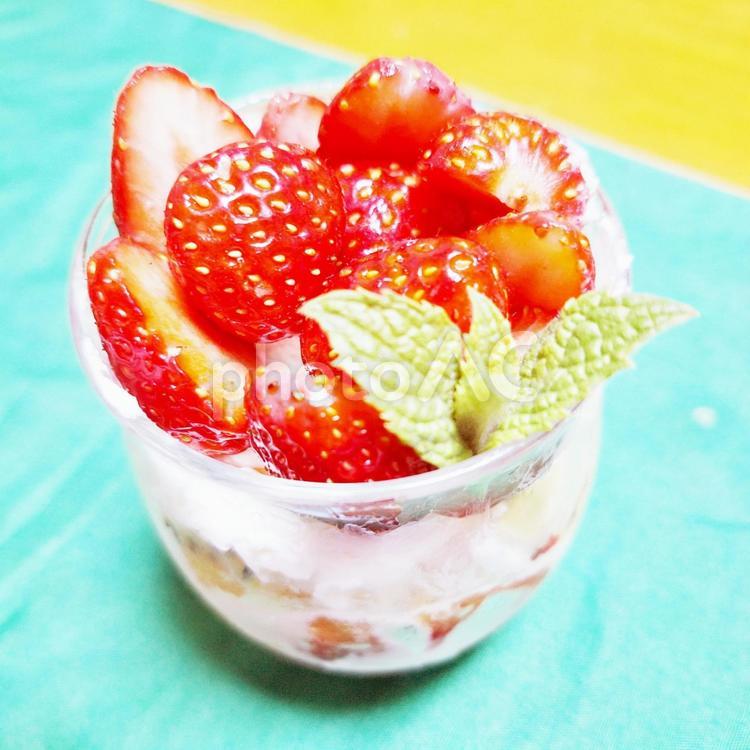 ルビーのデコレーションパフェ フルーツ,かわいい,瑞々しいの写真素材