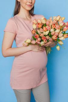 チューリップを持った妊婦の鼻から下 鼻から下,女性,人物の写真素材