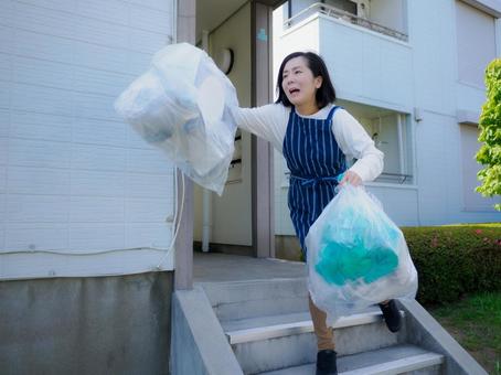 34：ゴミを捨てようとする女性 ゴミ,ゴミ捨て,ゴミ回収の写真素材