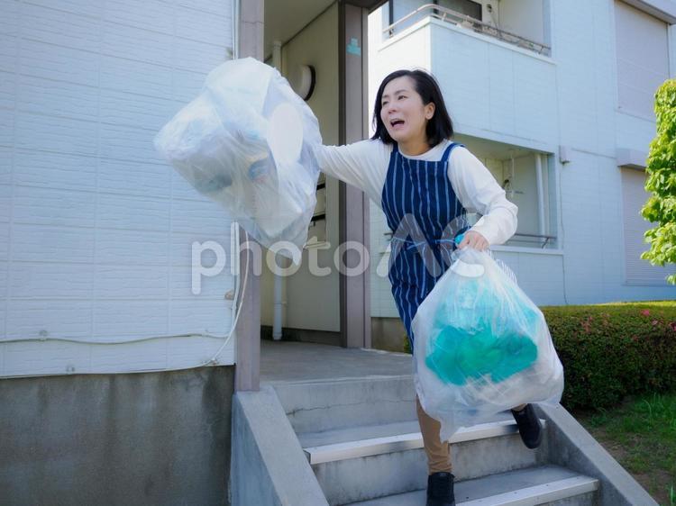 34：ゴミを捨てようとする女性 ゴミ,ゴミ捨て,ゴミ回収の写真素材