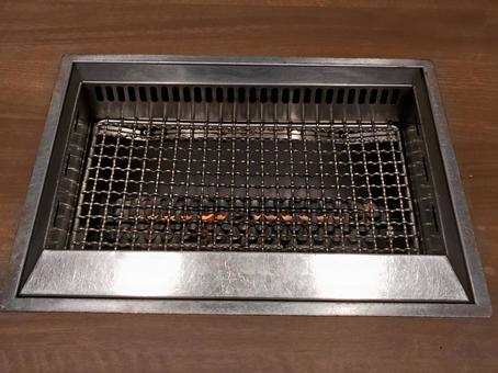 焼肉店のテーブルコンロ(網焼き) 焼肉店のテーブルコンロ(網焼き)の写真