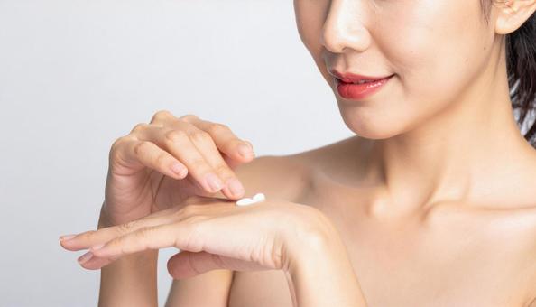 ハンドクリームを塗る手元の写真