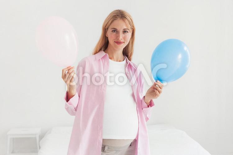 ピンクと水色の風船を持っている女性 女性,人物,重ね着の写真素材