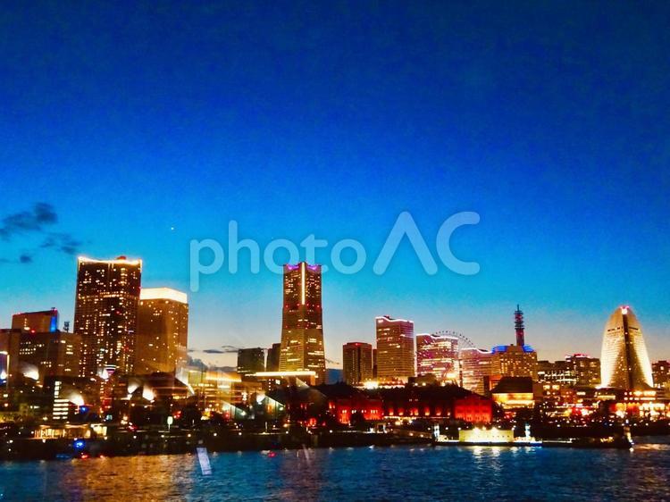 ロマンティックなみなとみらいの夜景 空,夜景,ライトアップの写真素材