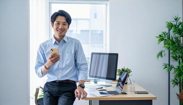 オフィスで働く日本人システムエンジニア オフィスで働く日本人システムエンジニアの写真