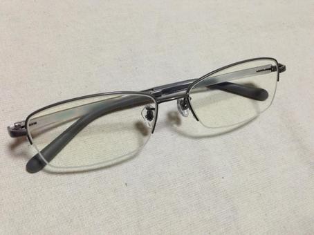 折り畳んだ青色光カットのハーフリムメガネ メガネ,ハーフリム,眼鏡の写真素材