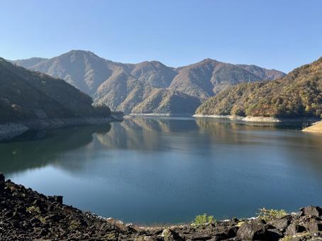 秋の福井県の九頭竜ダム　紅葉に色づく湖 秋,道路,晩秋の写真素材