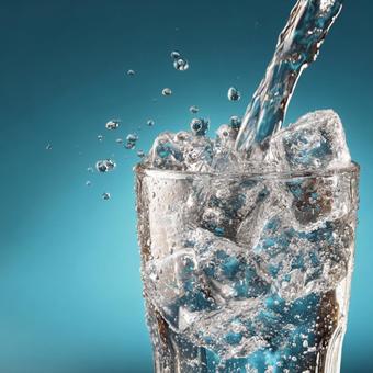 夏にぴったり!爽やかな泡立つ水のグラス 夏にぴったり!爽やかな泡立つ水のグラスの写真