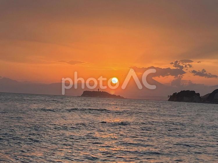 富士の裾野に沈む夕日 夕陽,富士山,輝きの写真素材