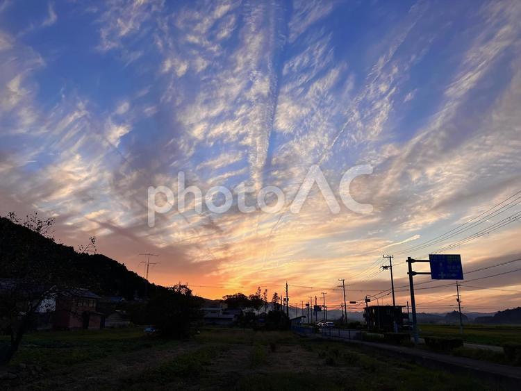 夕焼け空と飛行機雲 夕焼け,夕方,飛行機雲の写真素材