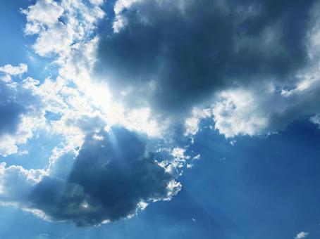 雲間から差し込む太陽光を見上げる 雲間から差し込む太陽光を見上げる 空模様,空,雲の写真素材