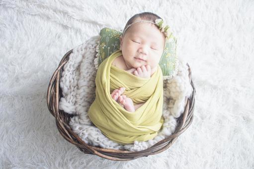 赤ちゃん・黄色いお包み2 赤ちゃん・黄色いお包み2 赤ちゃん,お包み,お包の写真素材