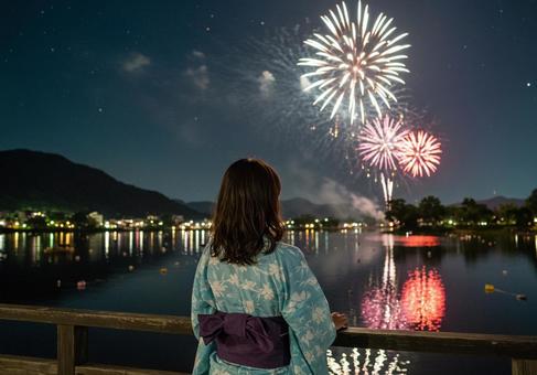 花火を見る女の子 花火を見る女の子の写真