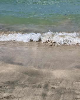 波と浜辺 波と浜辺の写真