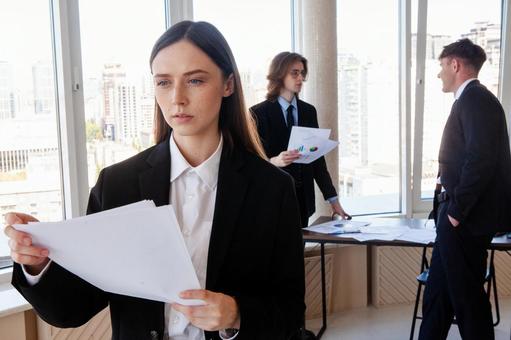 書類を持ち考えるロングヘアの女性 男女,女性,資料の写真素材