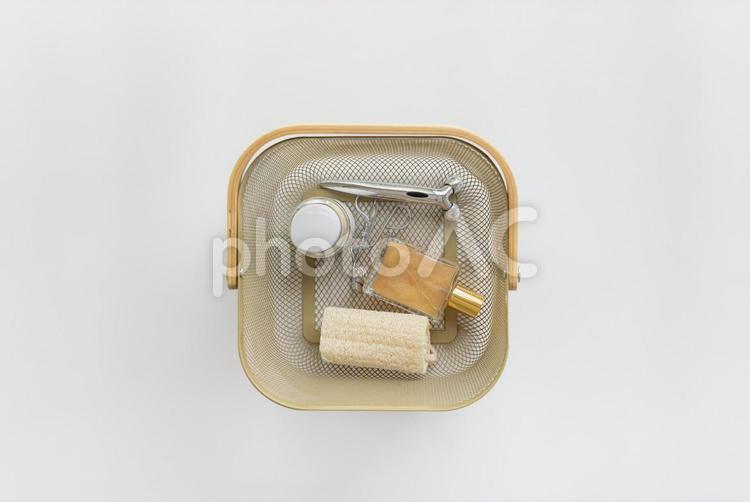かごにまとめられたスポンジと化粧品と美顔器 化粧品,かご,人物なしの写真素材