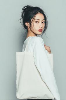 エコバッグと白い服の女性の写真