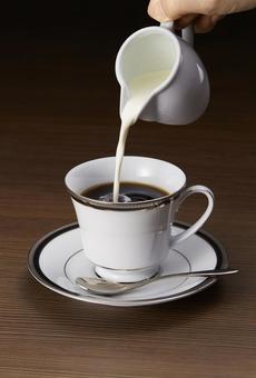 ホットコーヒー　ミルクを注ぐ ホットコーヒー,ブレンドコーヒー,ミルクの写真素材