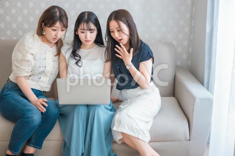 女子会でパソコンを見る女性たち（驚く） パソコン,驚く,びっくりの写真素材