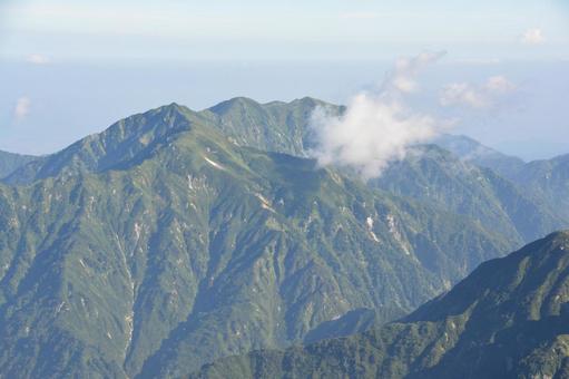 剱岳の早月尾根から見た毛勝三山 剱岳の早月尾根から見た毛勝三山の写真