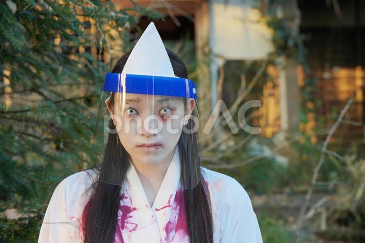 フェイスシールドをつけた血まみれの幽霊1 幽霊,おばけ,女性の写真素材