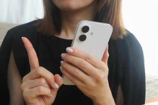 スマホを持つ女性 スマホを持つ女性 スマホ,手元,ビジネスの写真素材
