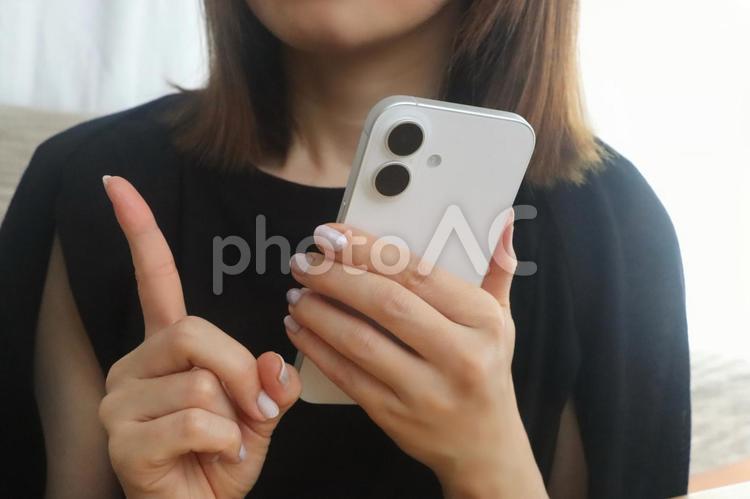 スマホを持つ女性 スマホ,ビジネス,女性の写真素材
