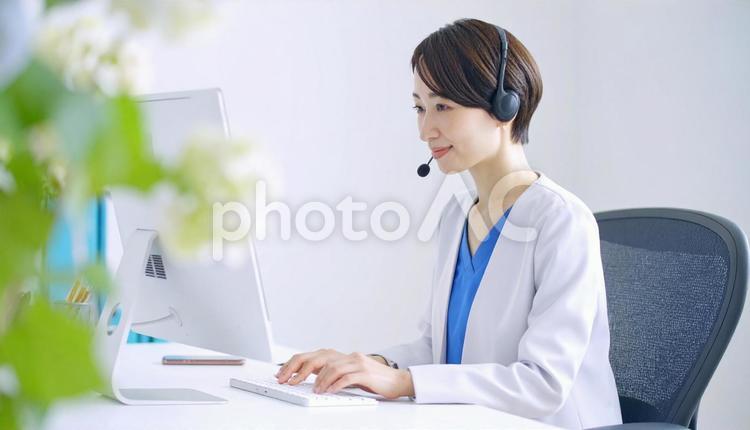 PC仕事をする日本人女性 ビジネス,女性,パソコンの写真素材