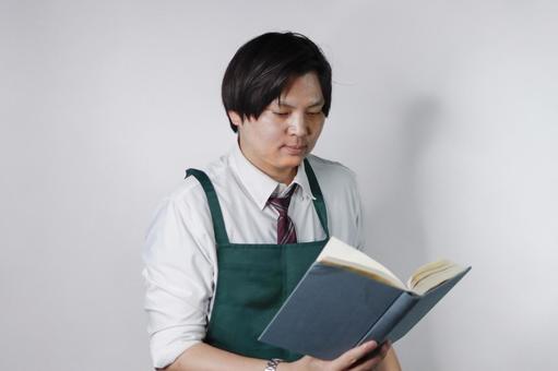 本を読む店員 本を読む店員 男性,店員,スタッフの写真素材