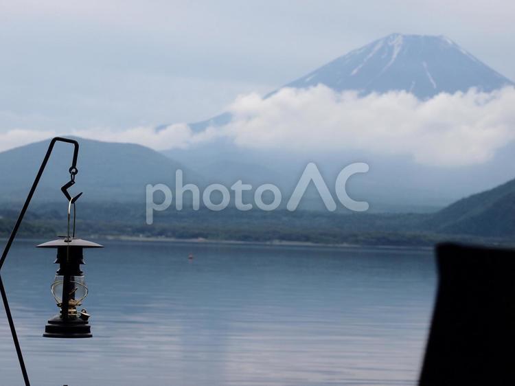 富士山と湖を眺めながらくつろぐ ランタン,余暇,逆さ富士の写真素材