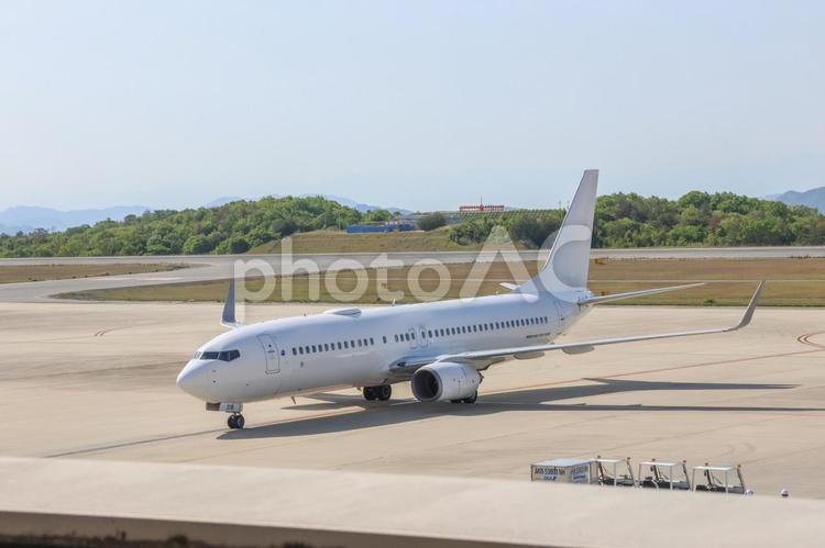 朝、空へ 飛行機,航空機,旅客機の写真素材