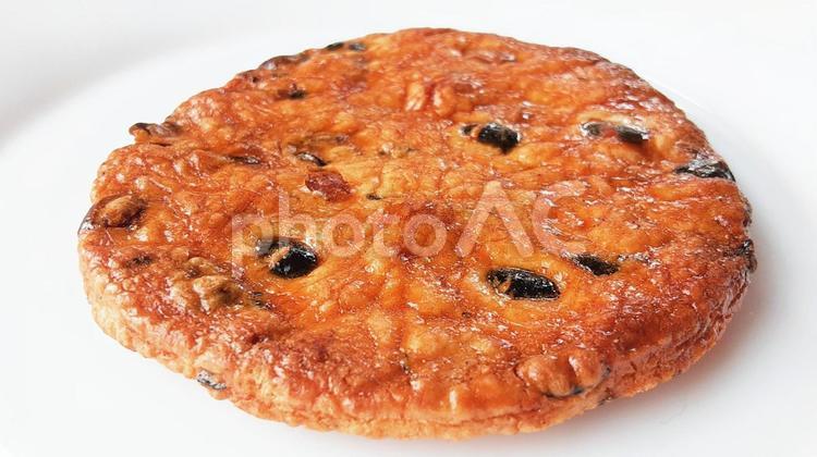 黒豆しょうゆせんべい１枚・2 せんべい,お菓子,しょうゆ煎餅の写真素材