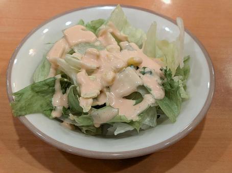 ファミレスのランチメニューのサラダ 野菜サラダ,屋内,ファミリーレストランの写真素材