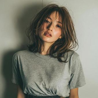 シンプルな服装モデル美女の写真