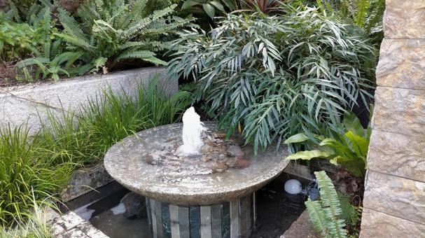 おしゃれな庭の噴水 庭,噴水,ガーデンの写真素材
