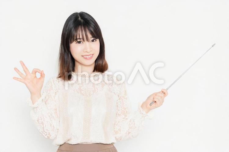 指示棒でポイントを示す若い女性 女性,指し棒,案内の写真素材