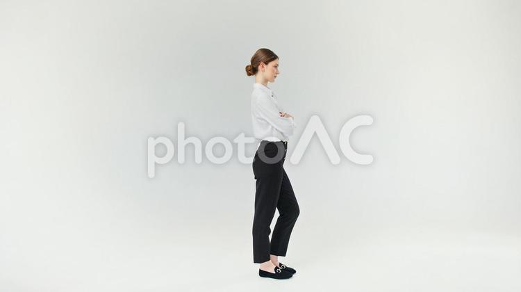 腕組みをする怒った顔の横向き女性 女性,腕組み,怒るの写真素材