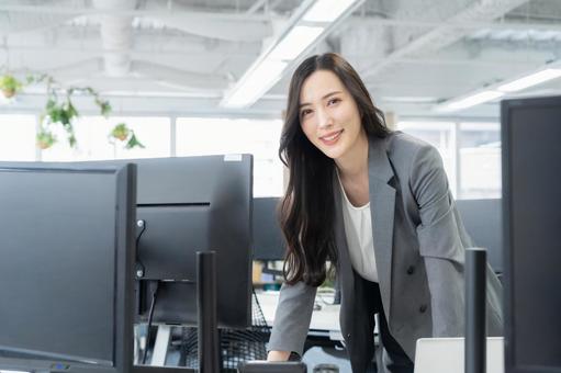 オフィスで仕事をする若いビジネスウーマン オフィスで仕事をする若いビジネスウーマン ビジネス,女性,オフィスの写真素材