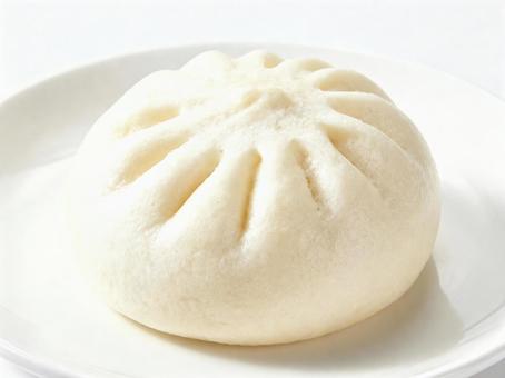 白い皿にのった肉まんの美味しそうな写真 白い皿にのった肉まんの美味しそうな写真の写真