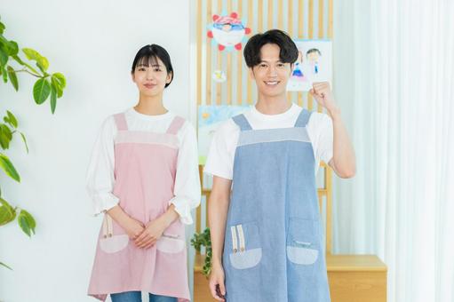 エプロンをした保育士 保育士,笑顔,エプロンの写真素材