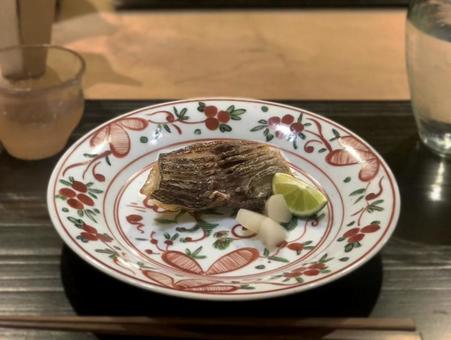 Sawara Saikyo-yaki served on a red-glazed plate, JPG Sawara Saikyo-yaki served on a red-glazed plate, JPG